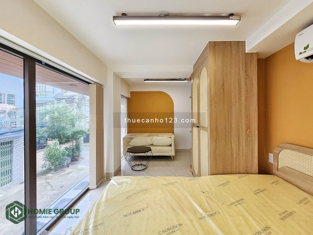 Studio ban công new, full nội thất, trung tâm quận 7