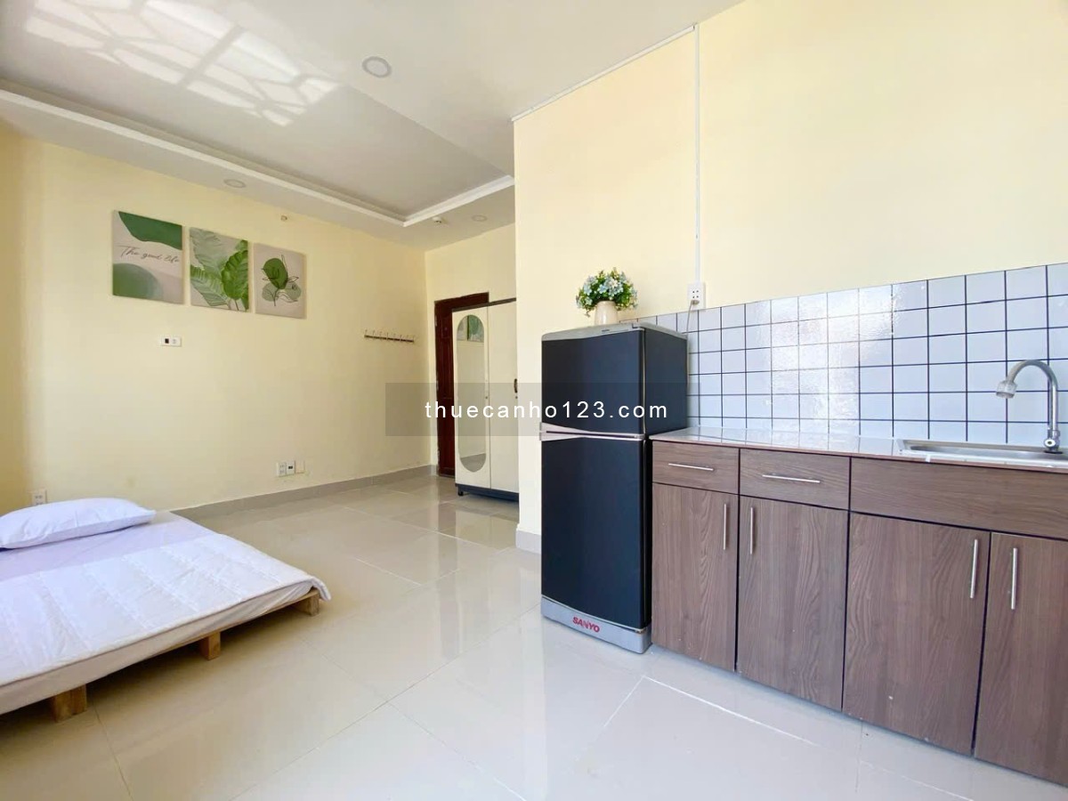 Studio ban công - cửa sổ lớn ngay Vạn Hạnh Mall quận 10