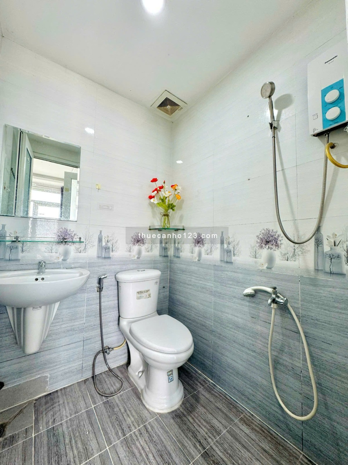 Cho thuê căn hộ ban công tách bếp, đầy đủ nội thất Q1 gần cầu Nguyễn Văn Cừ, Cầu Ông Lãnh, VLU