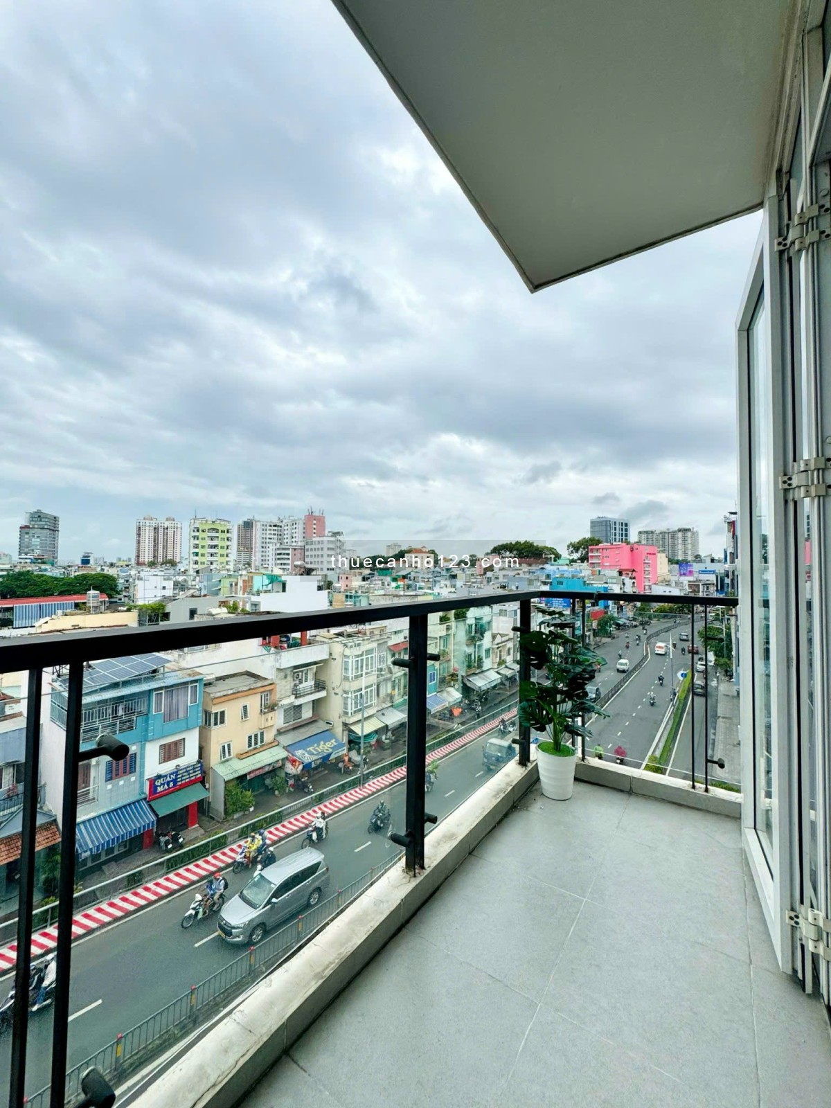 Cho thuê căn hộ ban công tách bếp, đầy đủ nội thất Q1 gần cầu Nguyễn Văn Cừ, Cầu Ông Lãnh, VLU