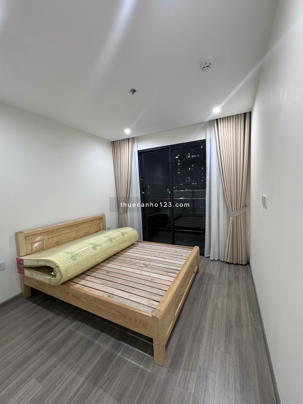 CHO THUÊ căn hộ 2PN 2WC Bếp rèm, Giường, Nệm. Nhà mới 100%, Đẹp ở ngay. Vinhomes Grand Park Quận 9.