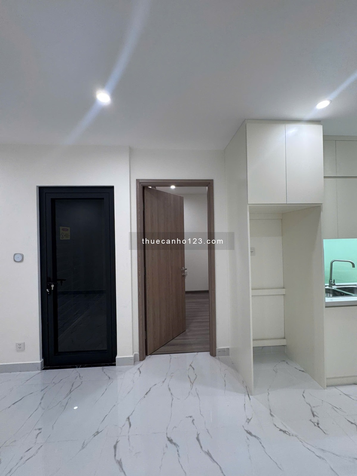 CHO THUÊ căn hộ 2PN 2WC Bếp rèm, Giường, Nệm. Nhà mới 100%, Đẹp ở ngay. Vinhomes Grand Park Quận 9.