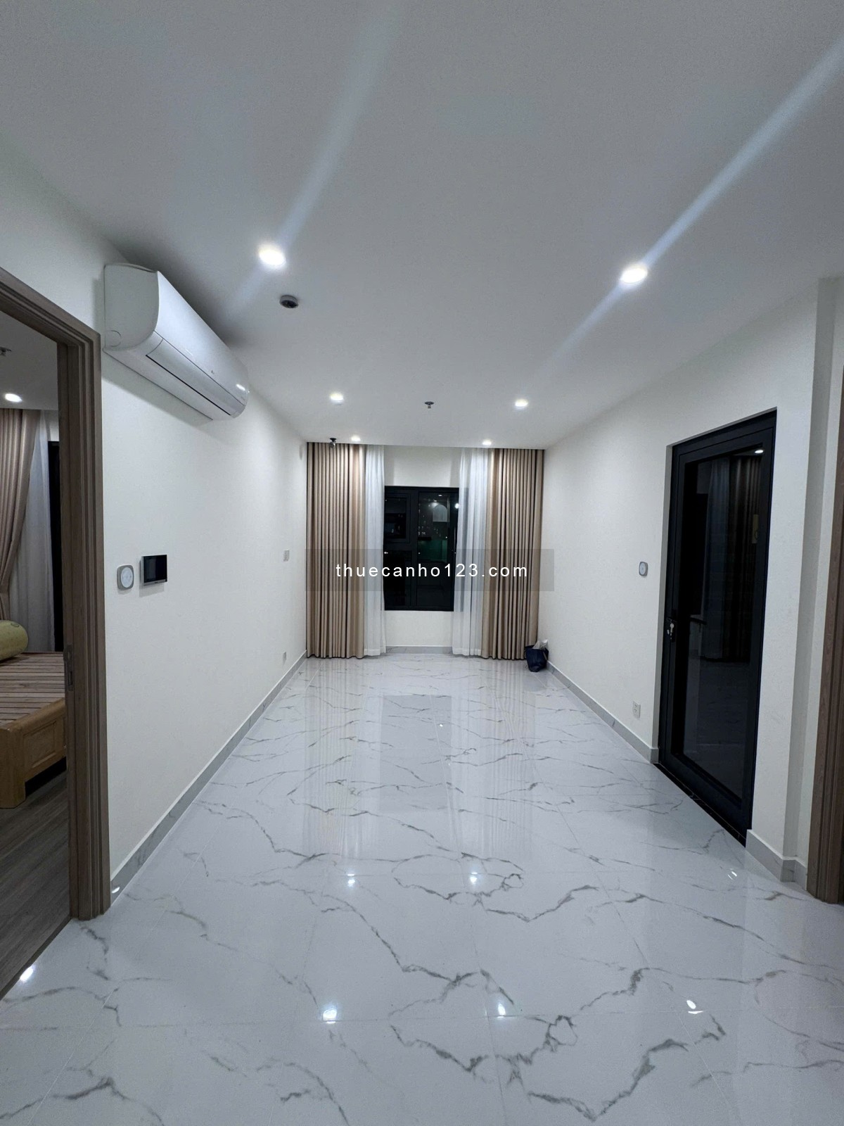 CHO THUÊ căn hộ 2PN 2WC Bếp rèm, Giường, Nệm. Nhà mới 100%, Đẹp ở ngay. Vinhomes Grand Park Quận 9.