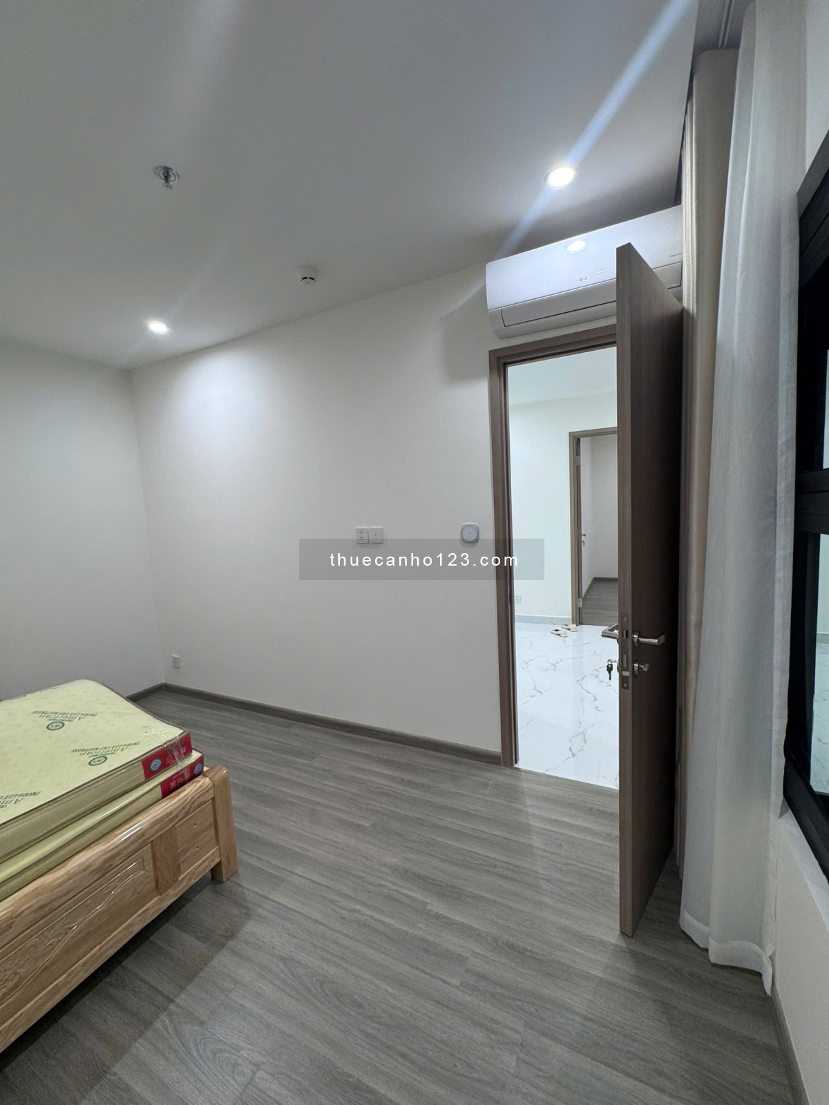 CHO THUÊ căn hộ 2PN 2WC Bếp rèm, Giường, Nệm. Nhà mới 100%, Đẹp ở ngay. Vinhomes Grand Park Quận 9.