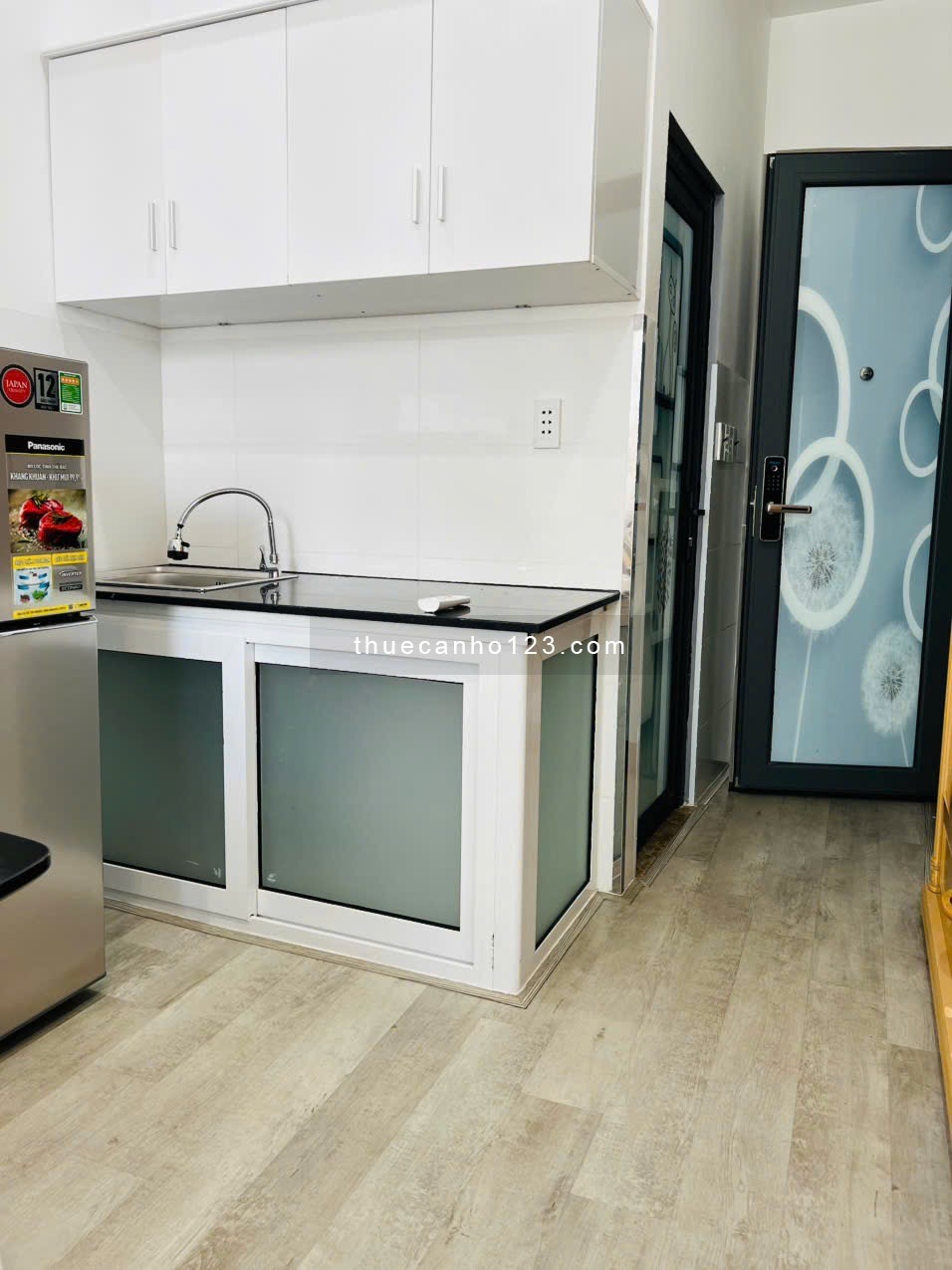 Cho thuê căn hộ Studio có ban công thoáng mát tại Quận 4 – Full nội thất, an ninh chuẩn, giá cực tốt