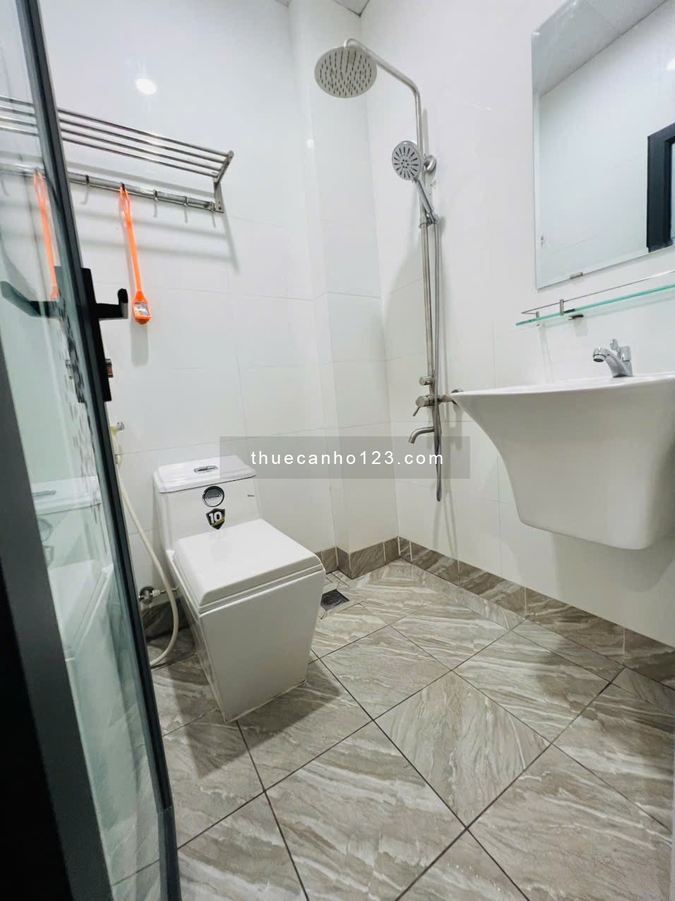 Cho thuê căn hộ Studio có ban công thoáng mát tại Quận 4 – Full nội thất, an ninh chuẩn, giá cực tốt