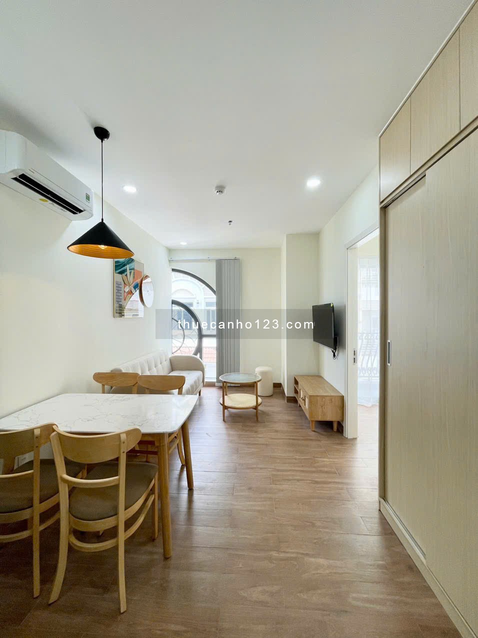 Cho thuê 1 phòng ngủ tách bếp rộng 50m2 có ban công - dịch vụ dọn phòng tốt gần Thảo Cầm Viên