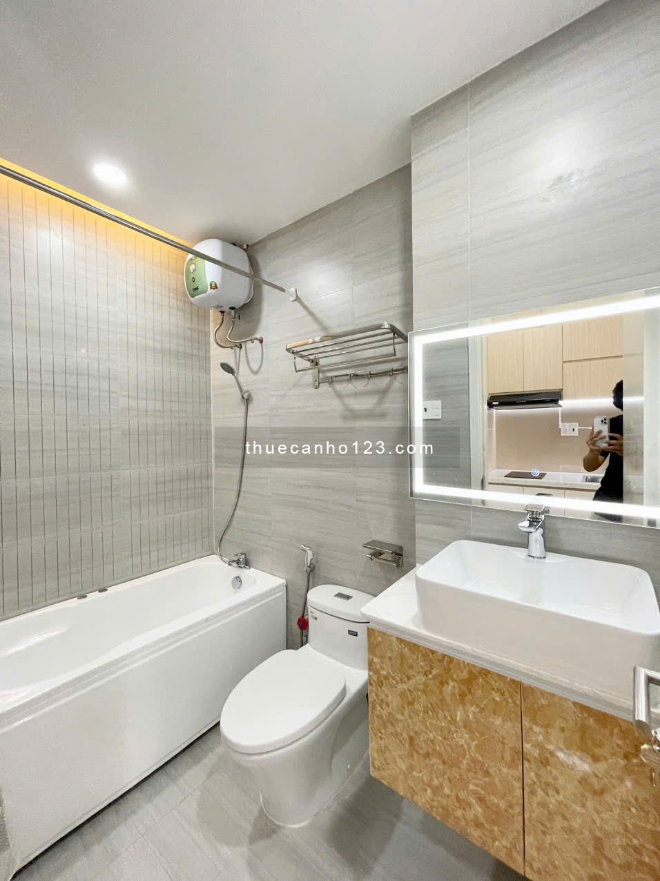 Cho thuê 1 phòng ngủ tách bếp rộng 50m2 có ban công - dịch vụ dọn phòng tốt gần Thảo Cầm Viên