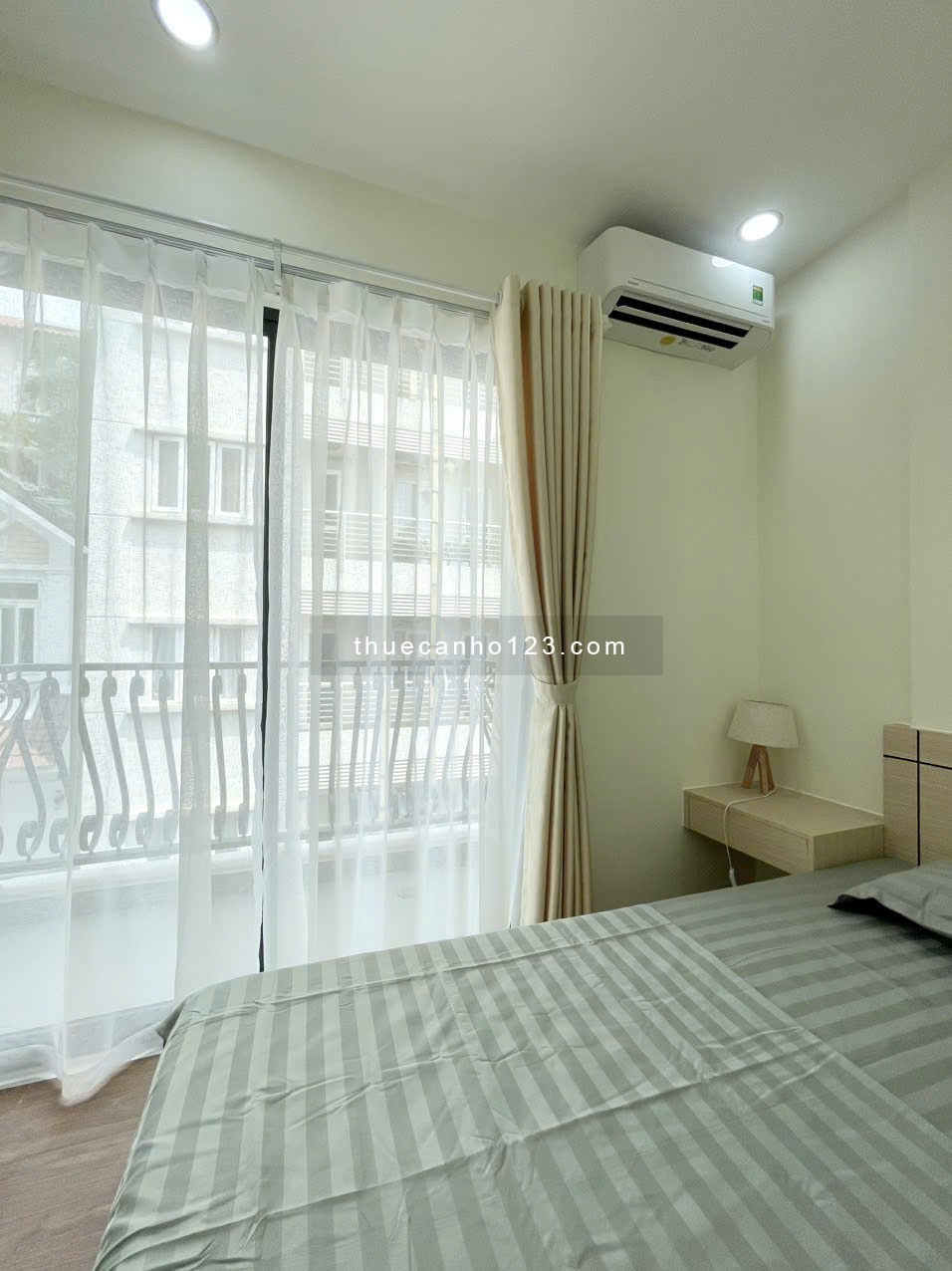 Cho thuê 1 phòng ngủ tách bếp rộng 50m2 có ban công - dịch vụ dọn phòng tốt gần Thảo Cầm Viên