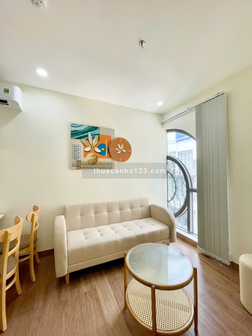 Cho thuê 1 phòng ngủ tách bếp rộng 50m2 có ban công - dịch vụ dọn phòng tốt gần Thảo Cầm Viên