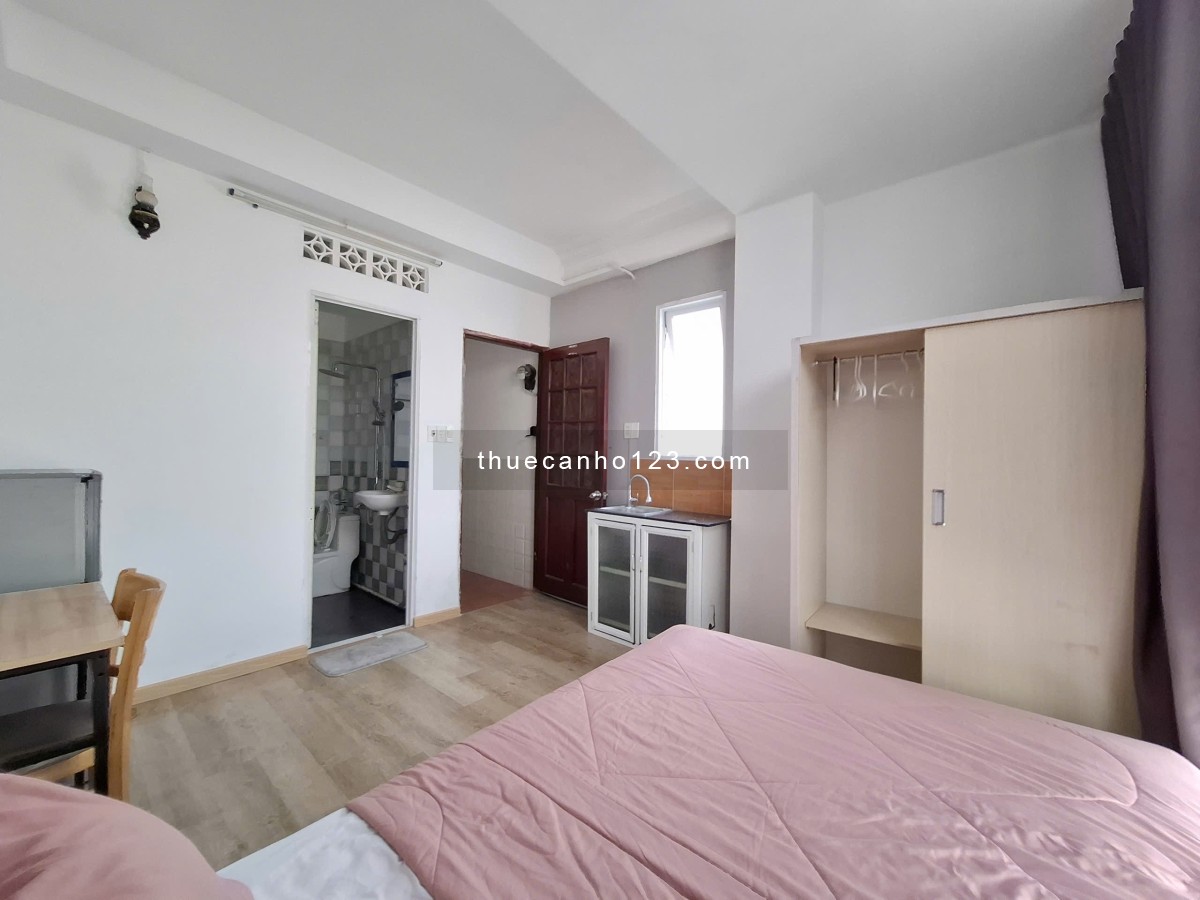 Phòng ban công full nội thất khu Tân Định ngay Quận 3 — Quận 1