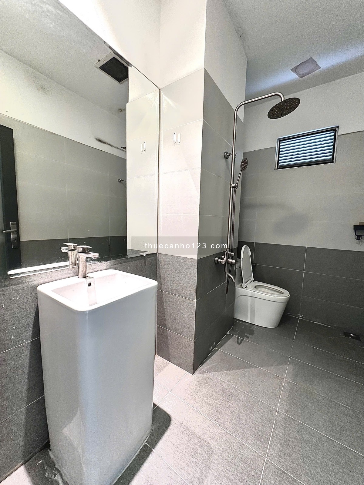 Cho thuê căn hộ phòng lớn 40m2 ngay Landmark 81, thuận tiện qua cầu Bason - Hầm xe thang máy