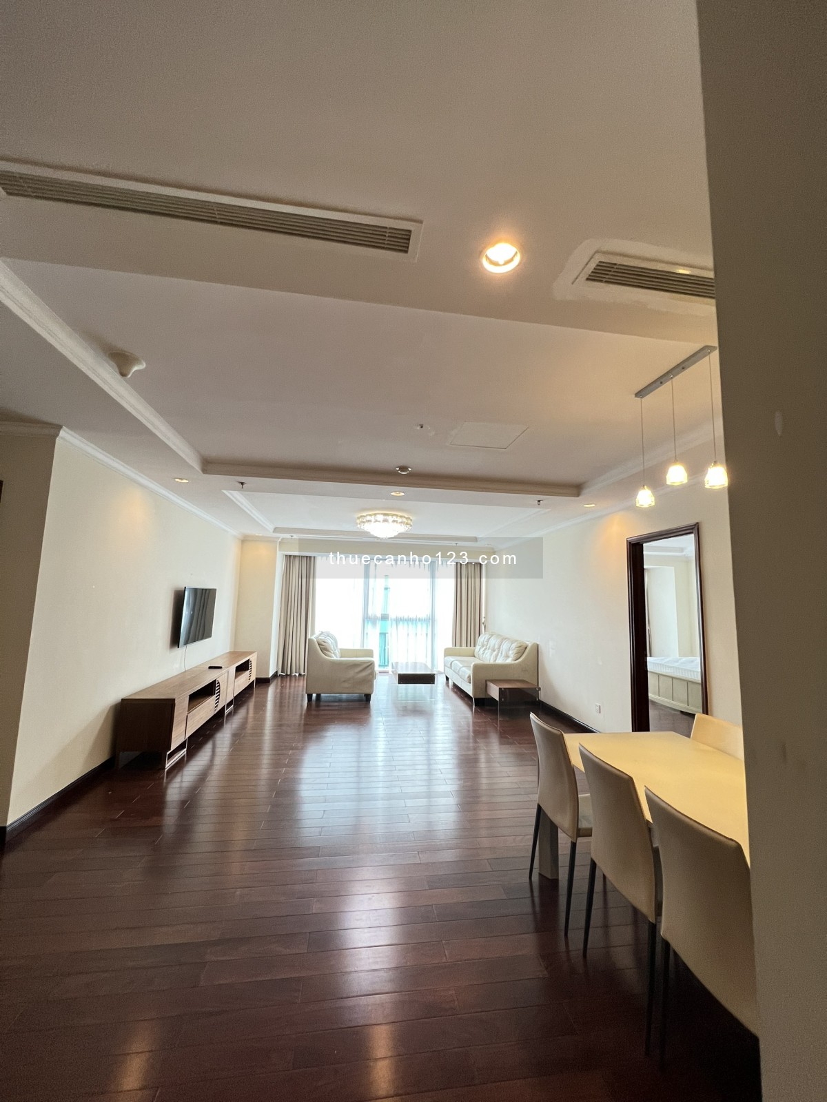 ĐẲNG CẤP SỐNG GIỮA LÒNG SÀI GÒN Vincom Đồng Khởi – 72 Lê Thánh Tôn, P. Bến Nghé, Quận 1