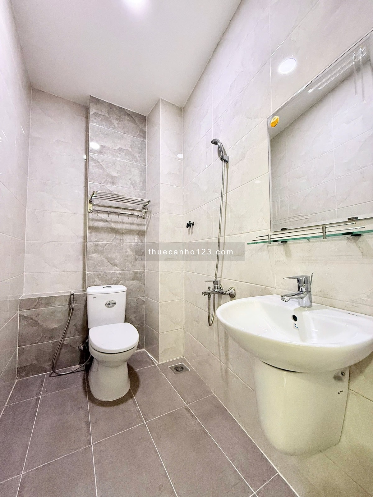 Cho thuê phòng trọ 1PN tách bếp, cửa sổ, Phú Hữu, Quận 5, máy giặt riêng, cửa sổ lớn