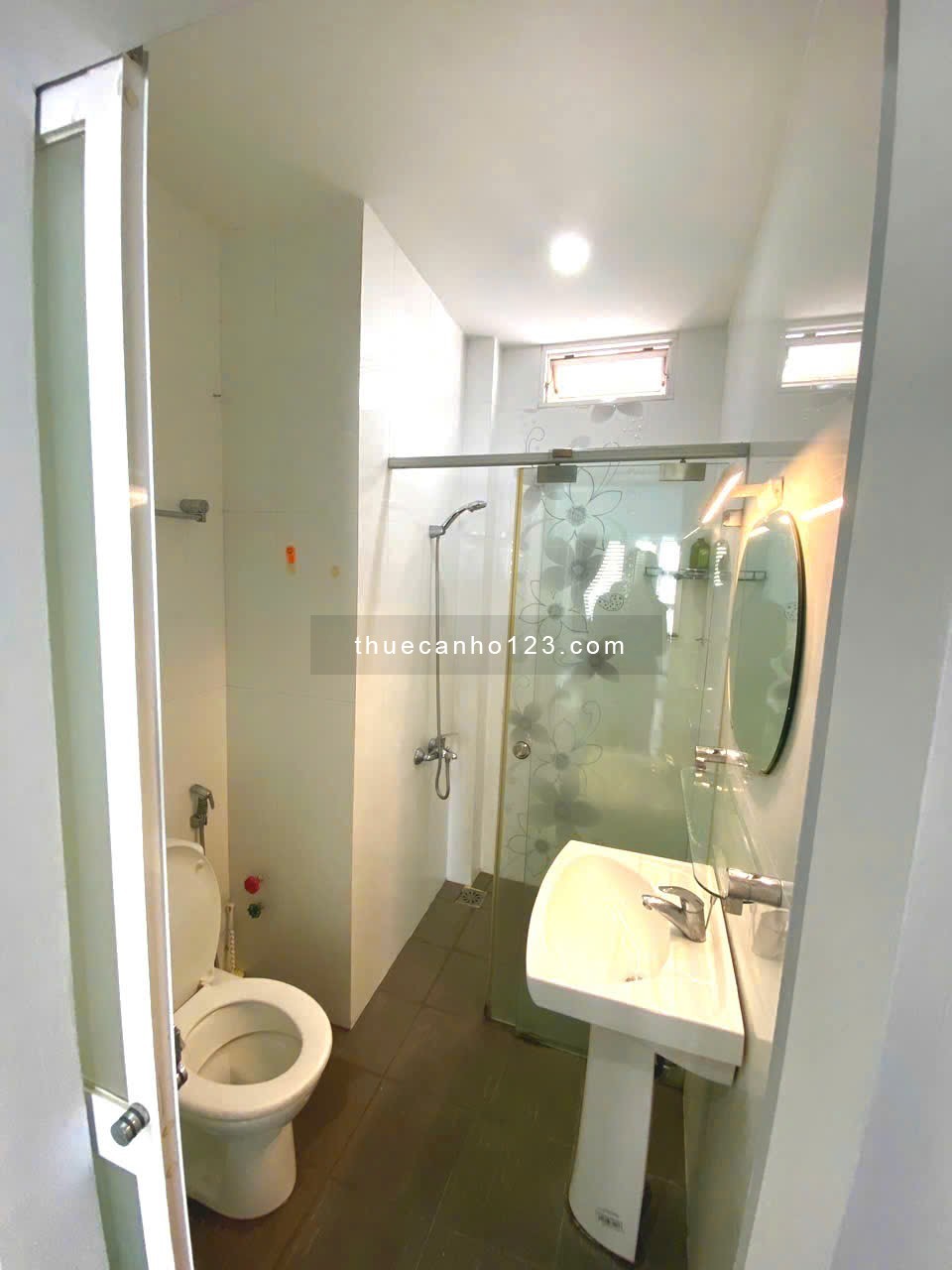  Cho thuê Studio cửa sổ lớn - máy giặt riêng - tách bếp quận 1.