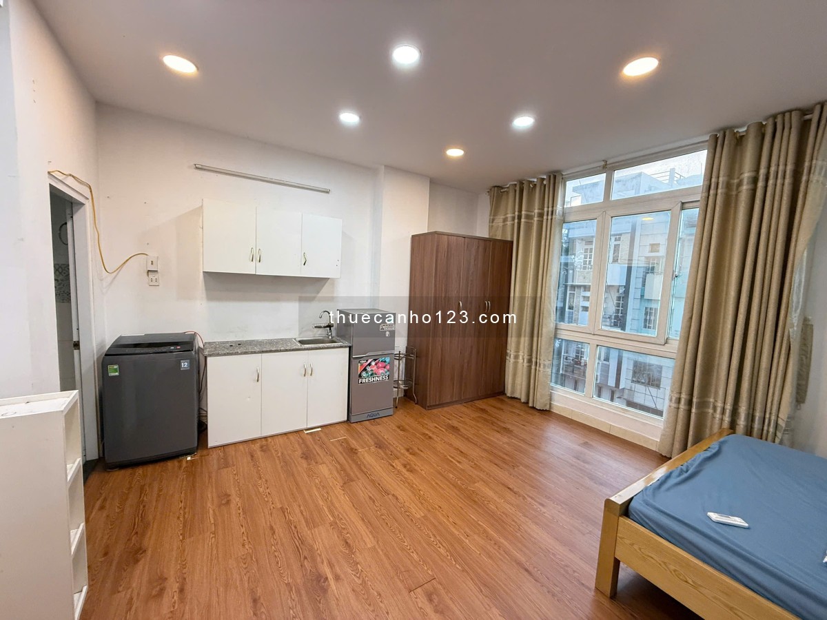 Studio cửa sổ lớn, full nội thất, máy giặt riêng - Trần Nhân Tôn Q10