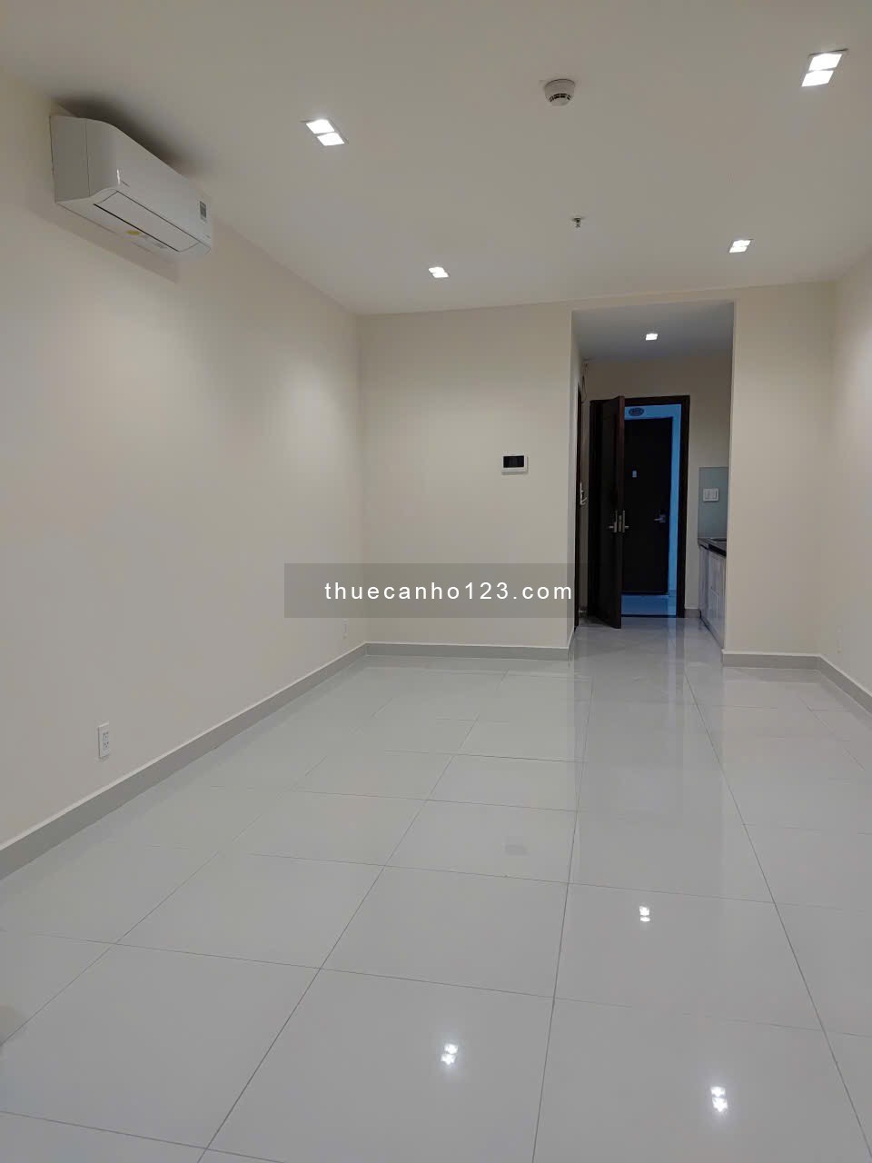 Cho thuê căn hộ Officetel Sky Center Tân Bình, 36m2, Nội thất cơ bản giá thuê: 11 triệu/tháng