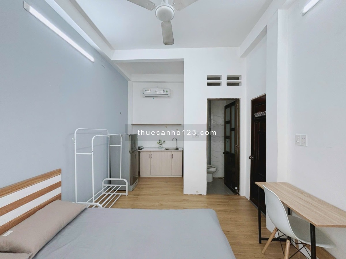 Cho thuê căn hộ dịch vụ có cửa sổ lớn, thoáng mát, gần Ga Sài Gòn, Công viên Lê Thị Riêng và chợ HH