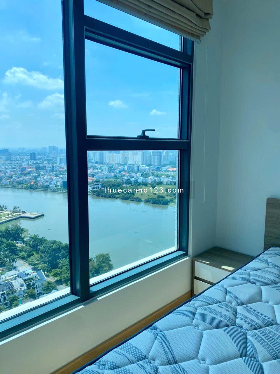 Cho thuê Sunwal Pearl 2 phòng ngủ view sông.
