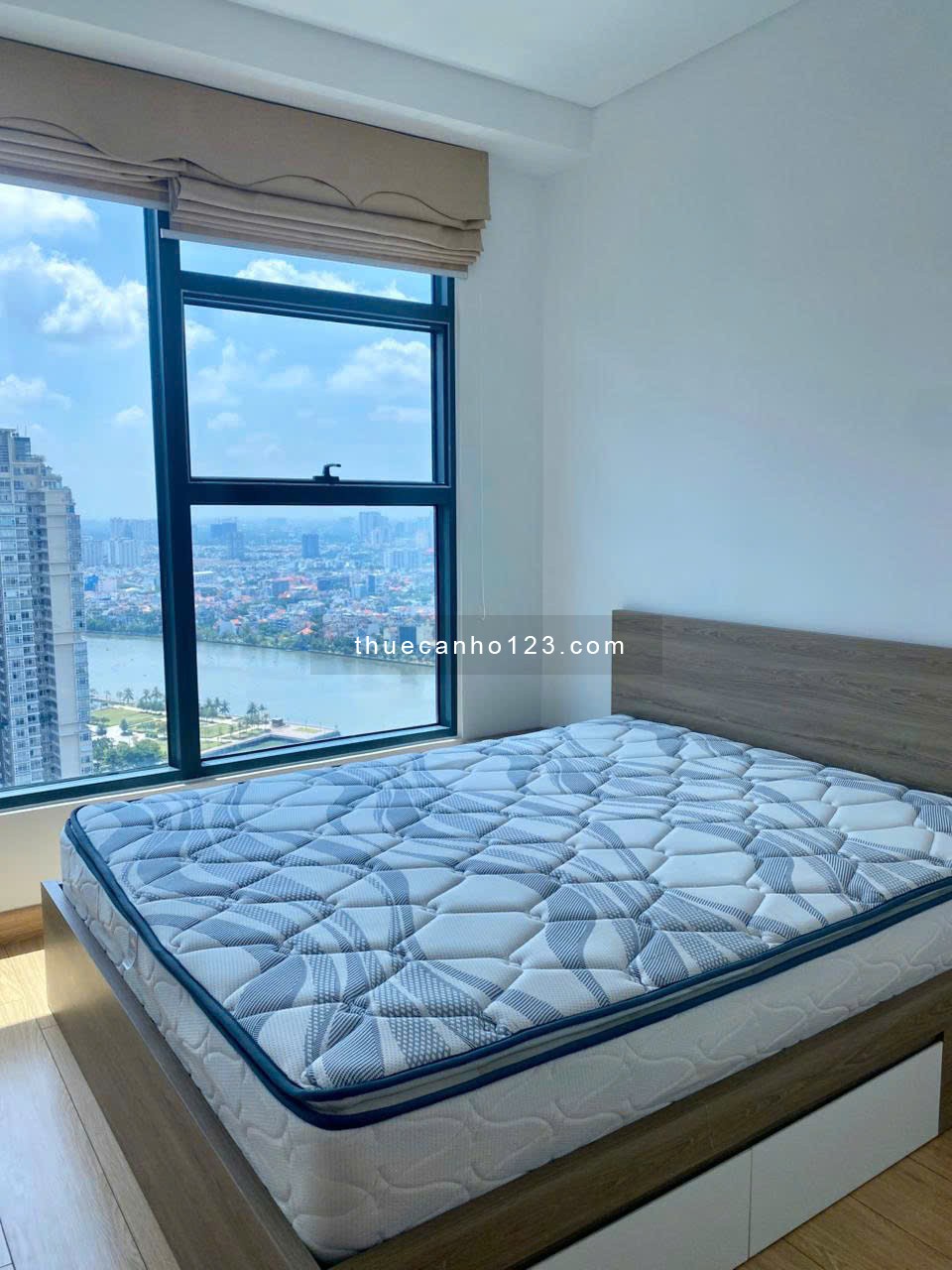 Cho thuê Sunwal Pearl 2 phòng ngủ view sông.
