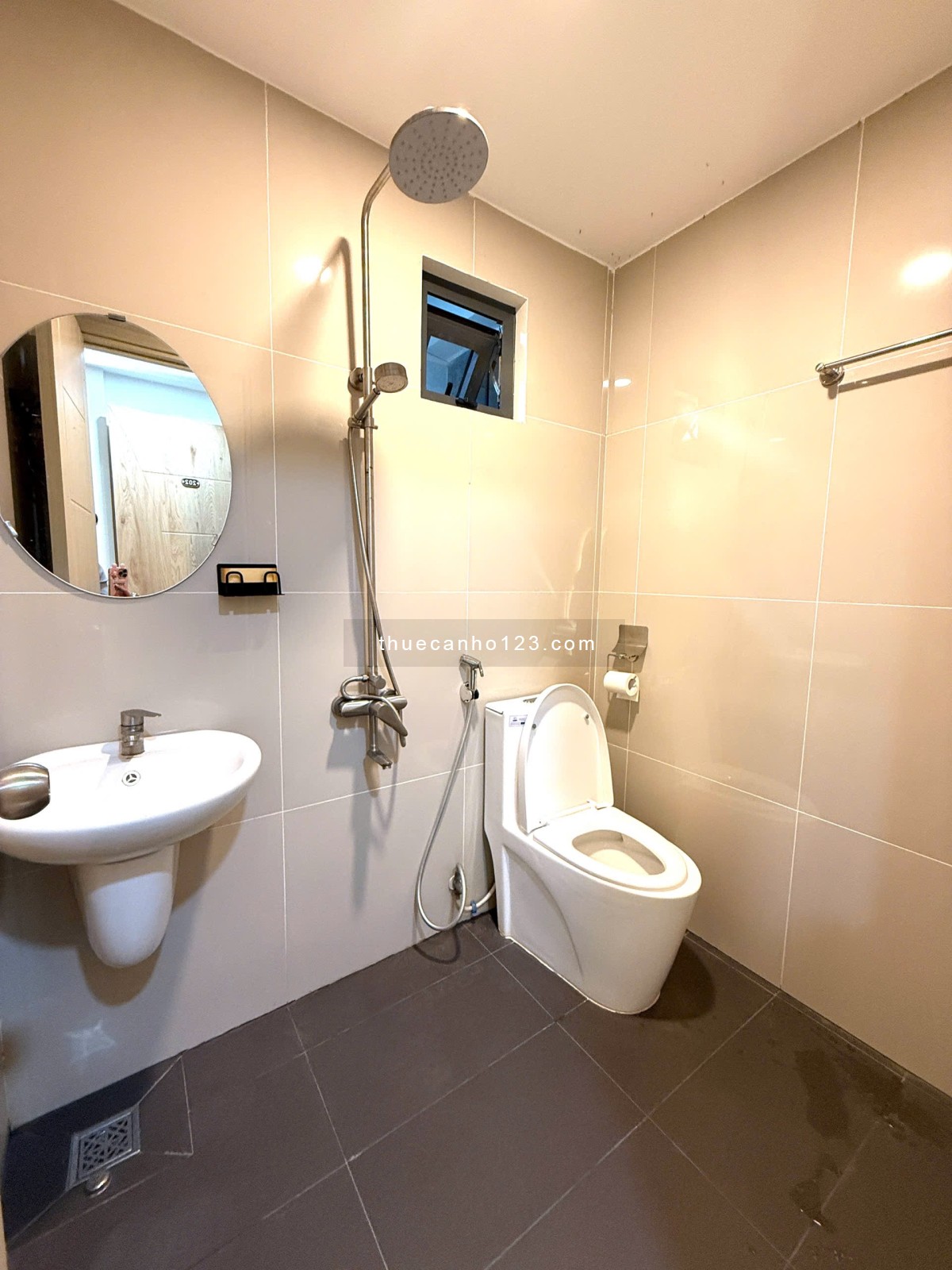 Cho thuê căn hộ Studio full nội thất máy giặt riêng – Ban công giếng trời – Tại Quận 10