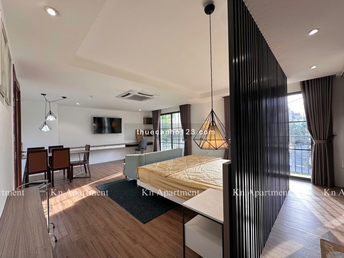 Căn hộ Luxury tách bếp, balcon/cửa sổ lớn, 40m², ngay công viên Lê Thị Riêng, CMT8 - Q3