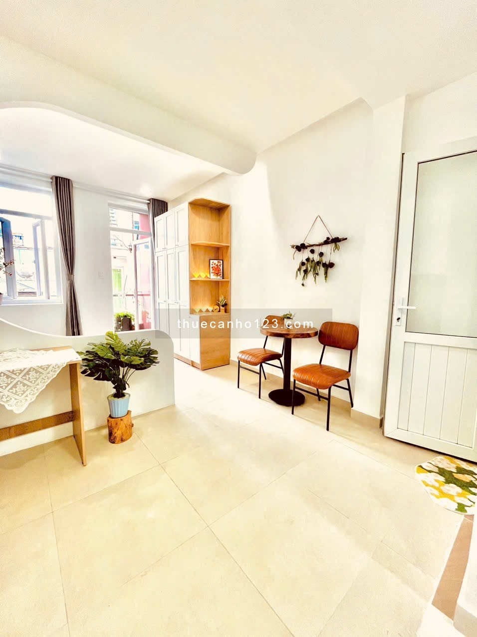 CHDV ban công 1 phòng ngủ full nội thất, giáp ngay Cầu Kiệu, giáp Quận 1