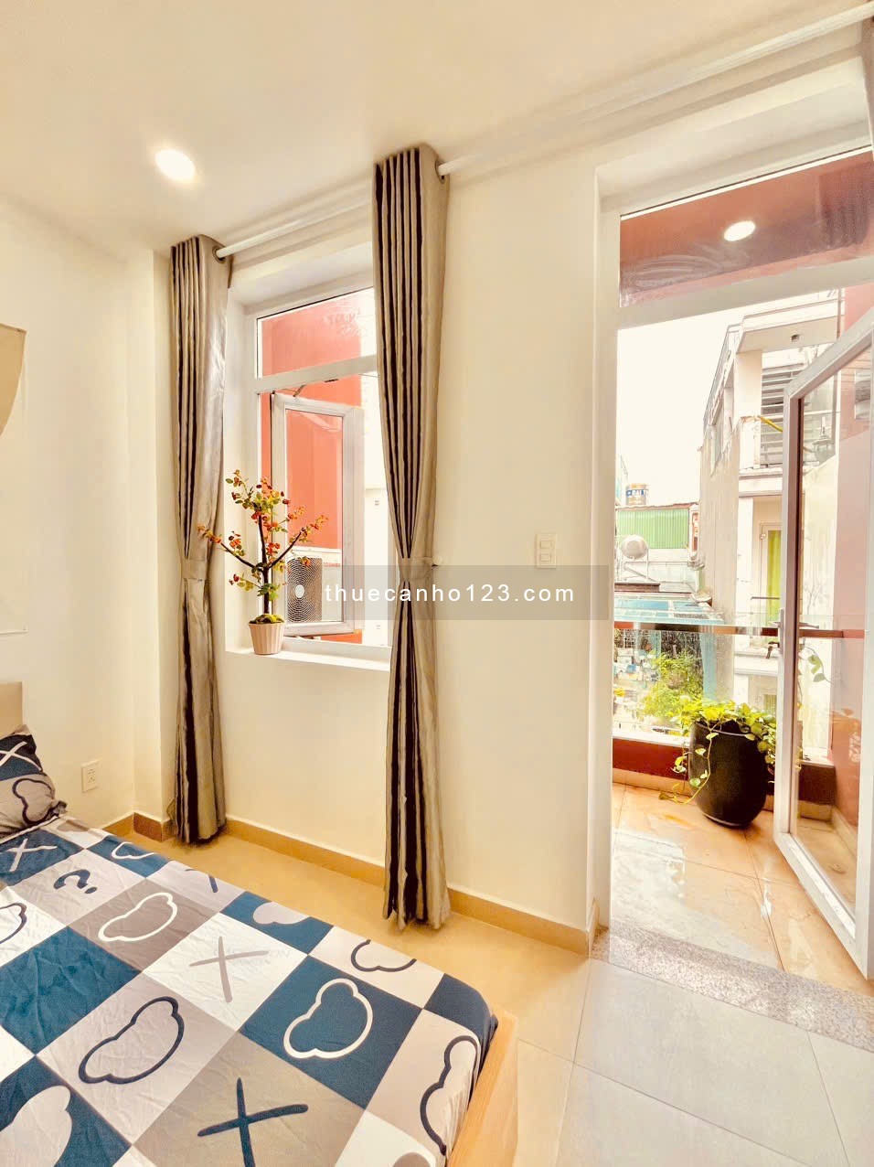 CHDV ban công 1 phòng ngủ full nội thất, giáp ngay Cầu Kiệu, giáp Quận 1