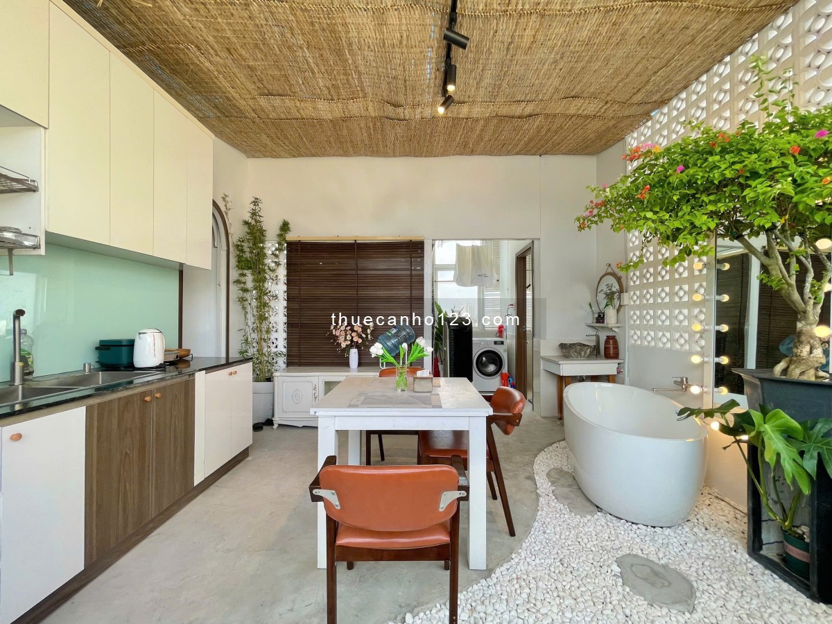 Cho thuê căn hộ Bình Thạnh cao cấp, penthouse sân vườn 60m², thang máy, có giặt riêng, ngay cầu Thị