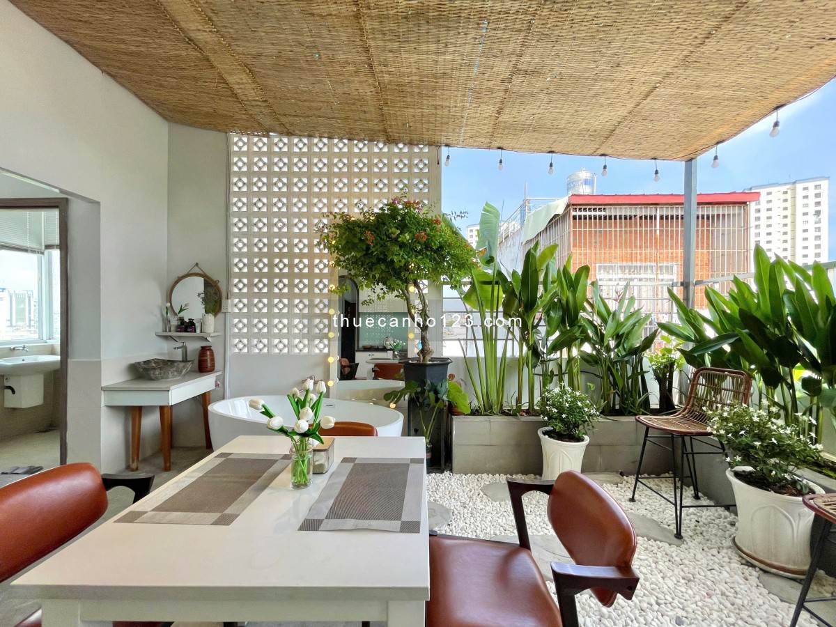 Cho thuê căn hộ Bình Thạnh cao cấp, penthouse sân vườn 60m², thang máy, có giặt riêng, ngay cầu Thị