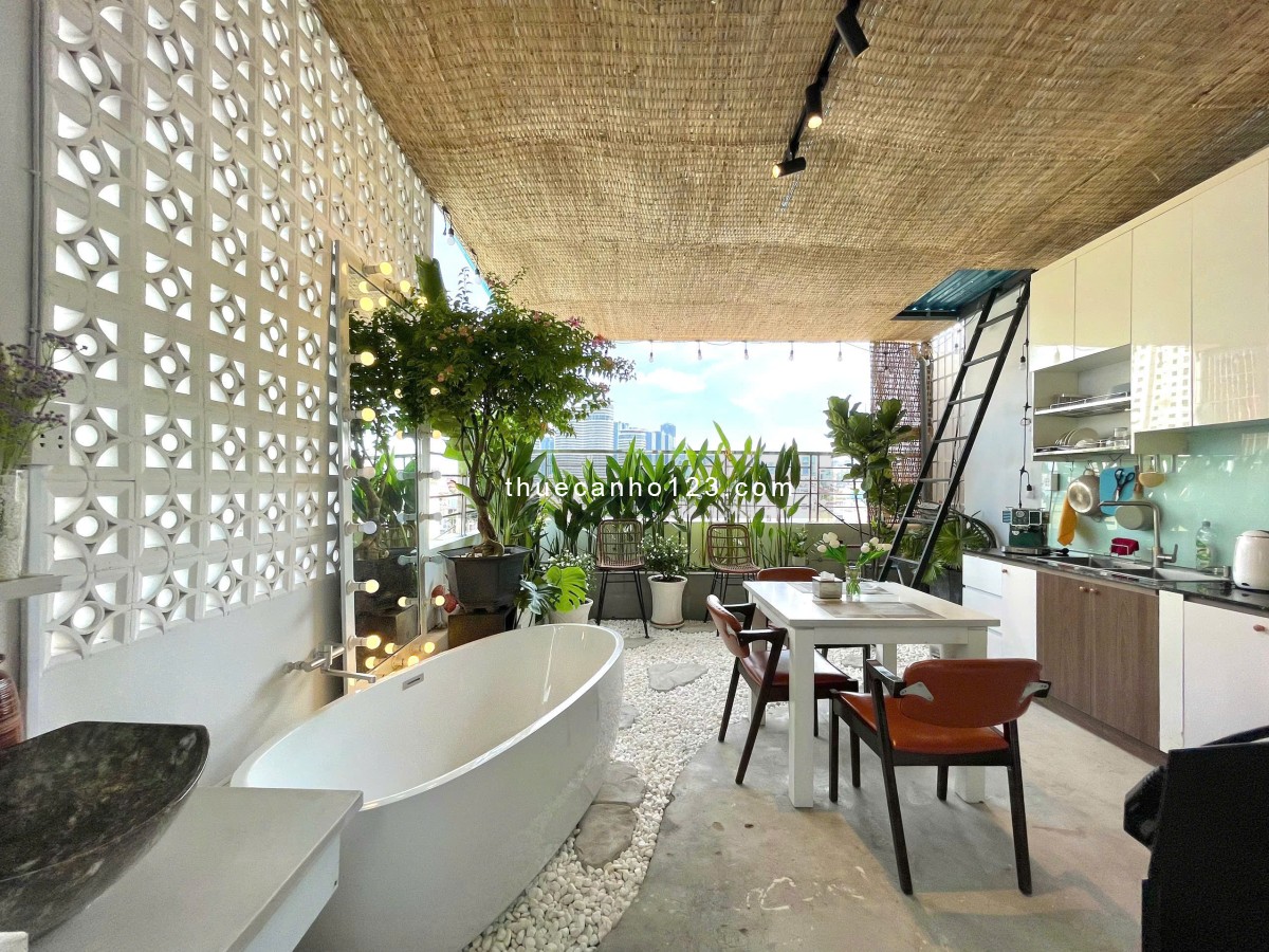 Cho thuê căn hộ Bình Thạnh cao cấp, penthouse sân vườn 60m², thang máy, có giặt riêng, ngay cầu Thị