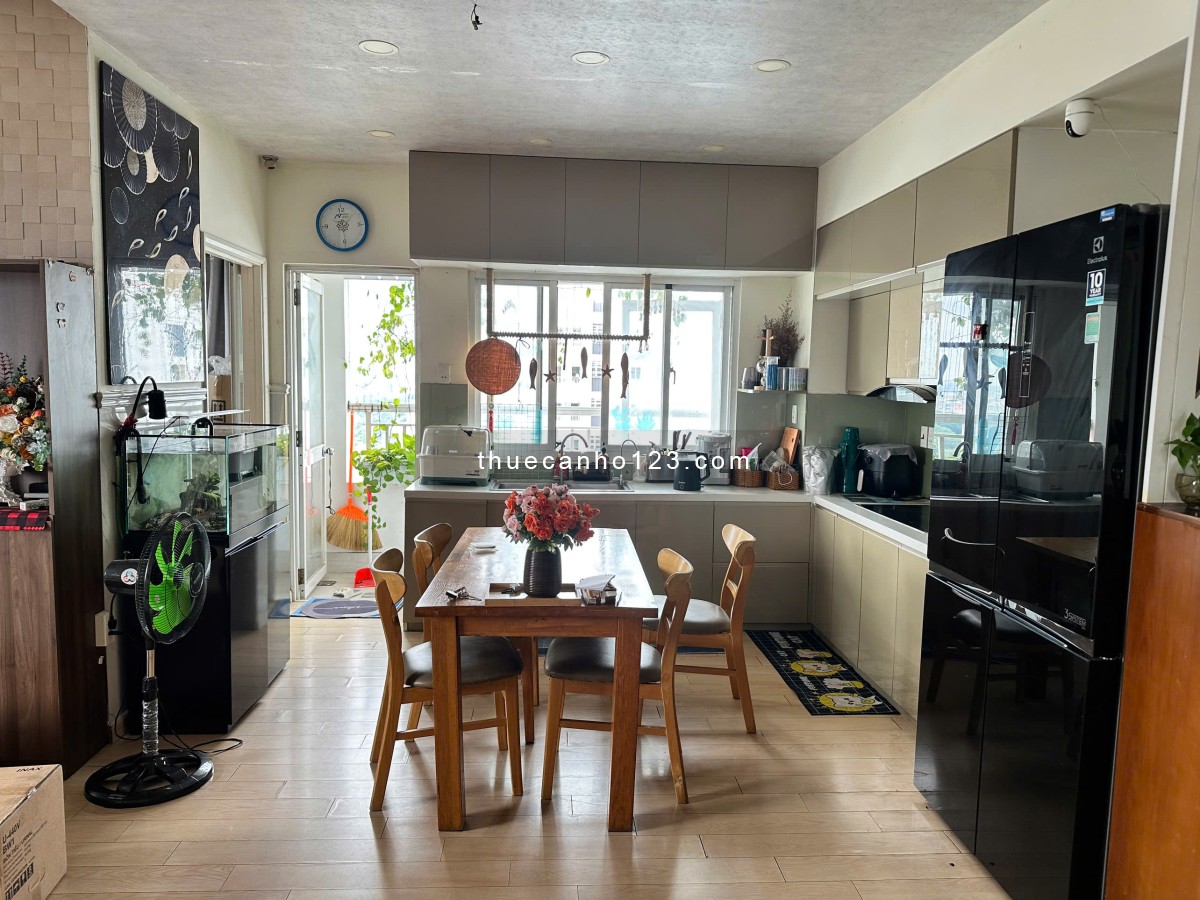 Cho thuê căn góc 3PN, view Quận 1, full nội thất