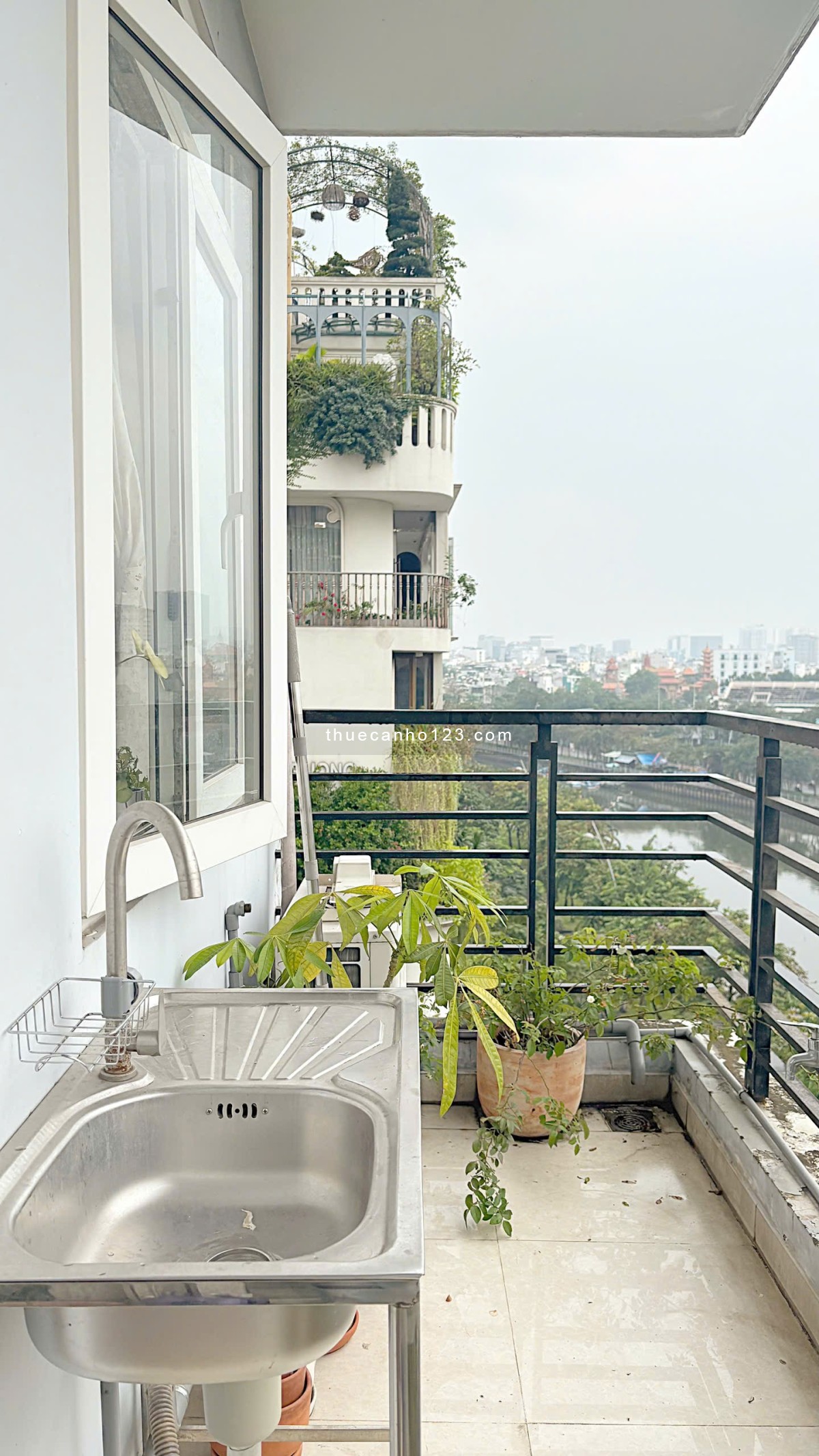 Cho thuê căn hộ mặt tiền đường Hoàng Sa, view thành phố