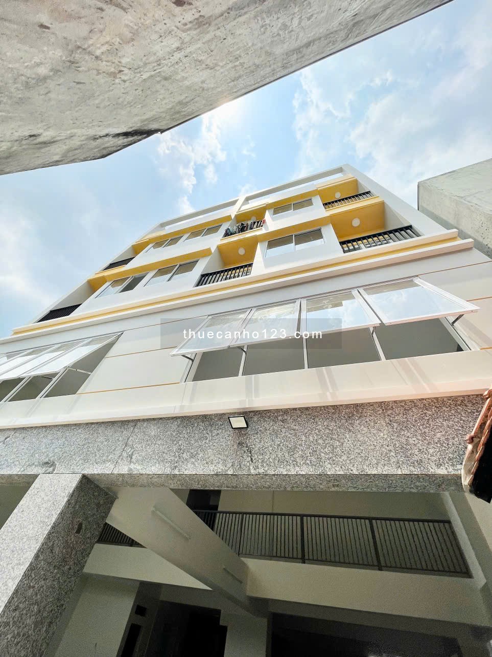 Cho Thuê Phòng Ban Công Máy Giặt Riêng Ngay Đoàn Văn Bơ Quận 4 Gần Cầu Calmette