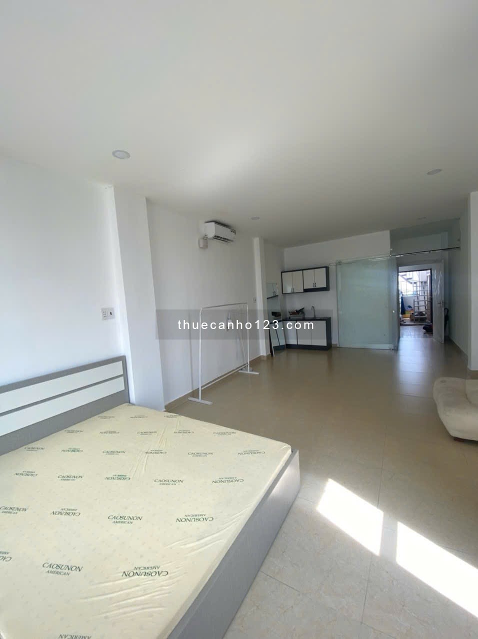 Cho thuê căn hộ đường Vĩnh Hội Quận 4 có ban công thoáng rộng rãi gần cầu Kênh Tẻ mặt tiền đường