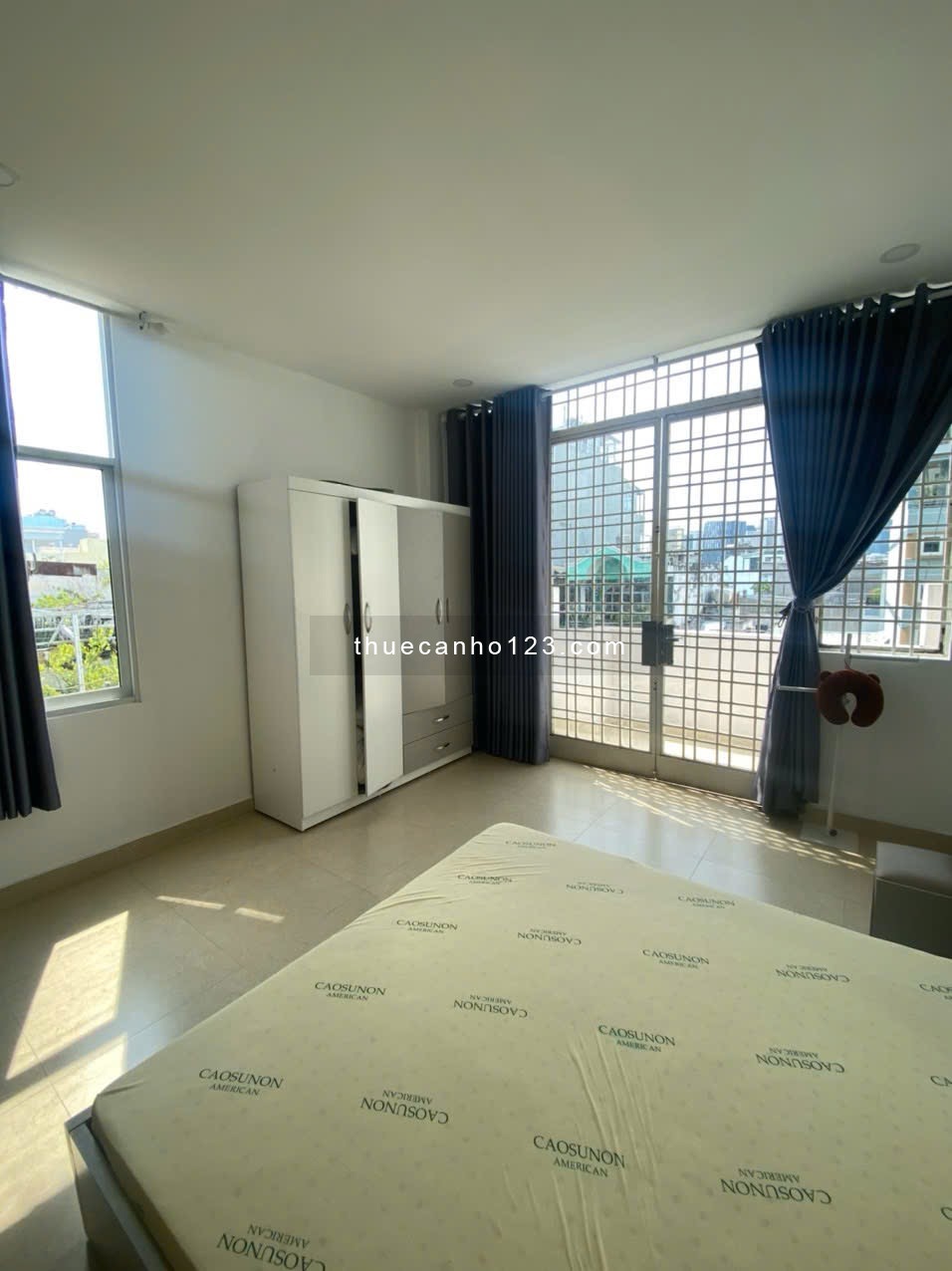 Cho thuê căn hộ đường Vĩnh Hội Quận 4 có ban công thoáng rộng rãi gần cầu Kênh Tẻ mặt tiền đường