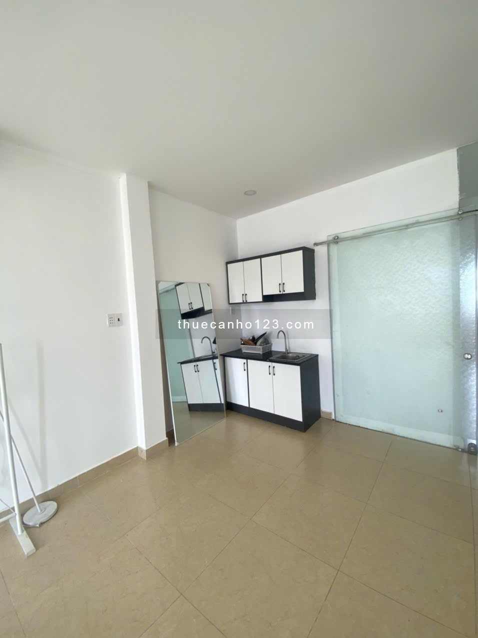 Cho thuê căn hộ đường Vĩnh Hội Quận 4 có ban công thoáng rộng rãi gần cầu Kênh Tẻ mặt tiền đường