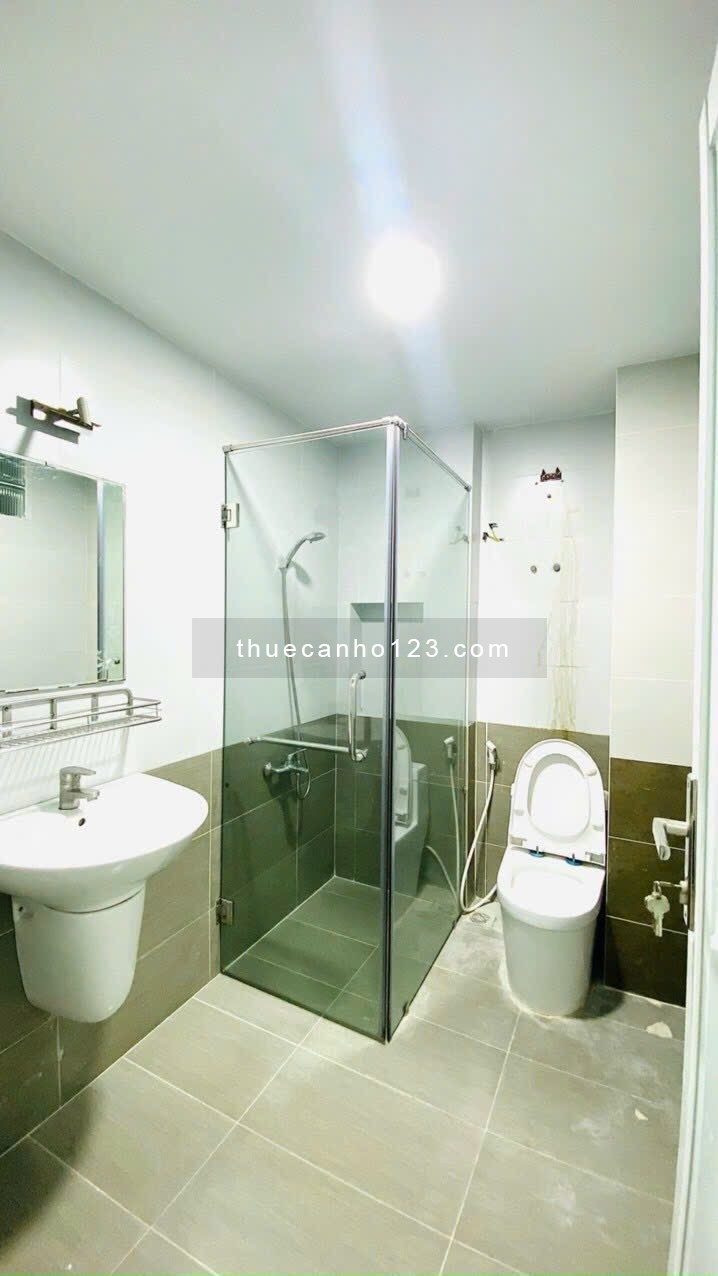 Cho thuê căn hộ đường Vĩnh Hội Quận 4 có ban công thoáng rộng rãi gần cầu Kênh Tẻ mặt tiền đường