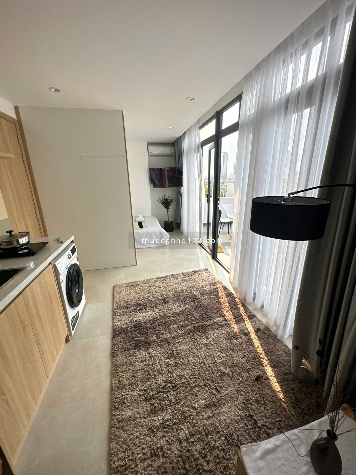 Căn hộ full nội thất xịn xò có ban công ngay giữa trung tâm Tân Bình