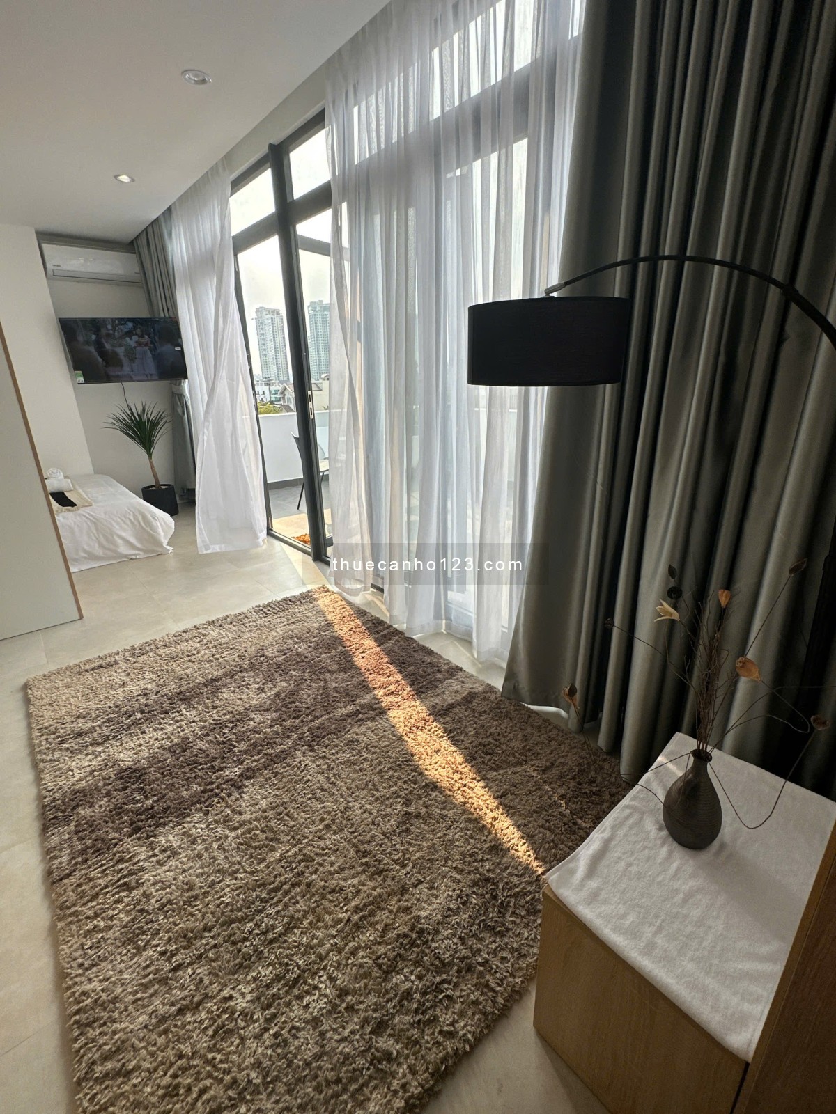 Căn hộ full nội thất xịn xò có ban công ngay giữa trung tâm Tân Bình