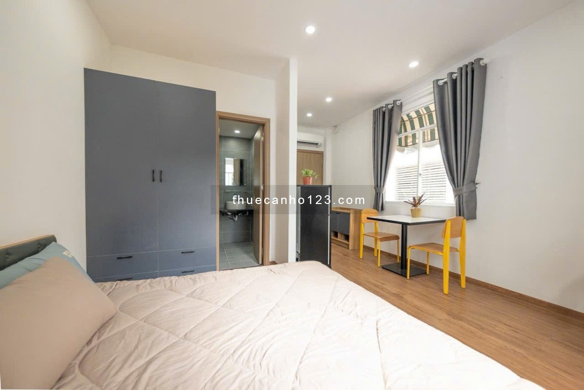 Cho thuê căn hộ cửa sổ lớn thoáng mát gần Nhà thờ Đức Bà, quận Phú Nhuận có thể ở luôn