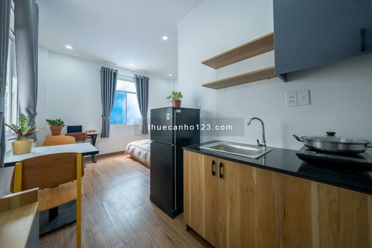 Cho thuê căn hộ cửa sổ lớn thoáng mát gần Nhà thờ Đức Bà, quận Phú Nhuận có thể ở luôn