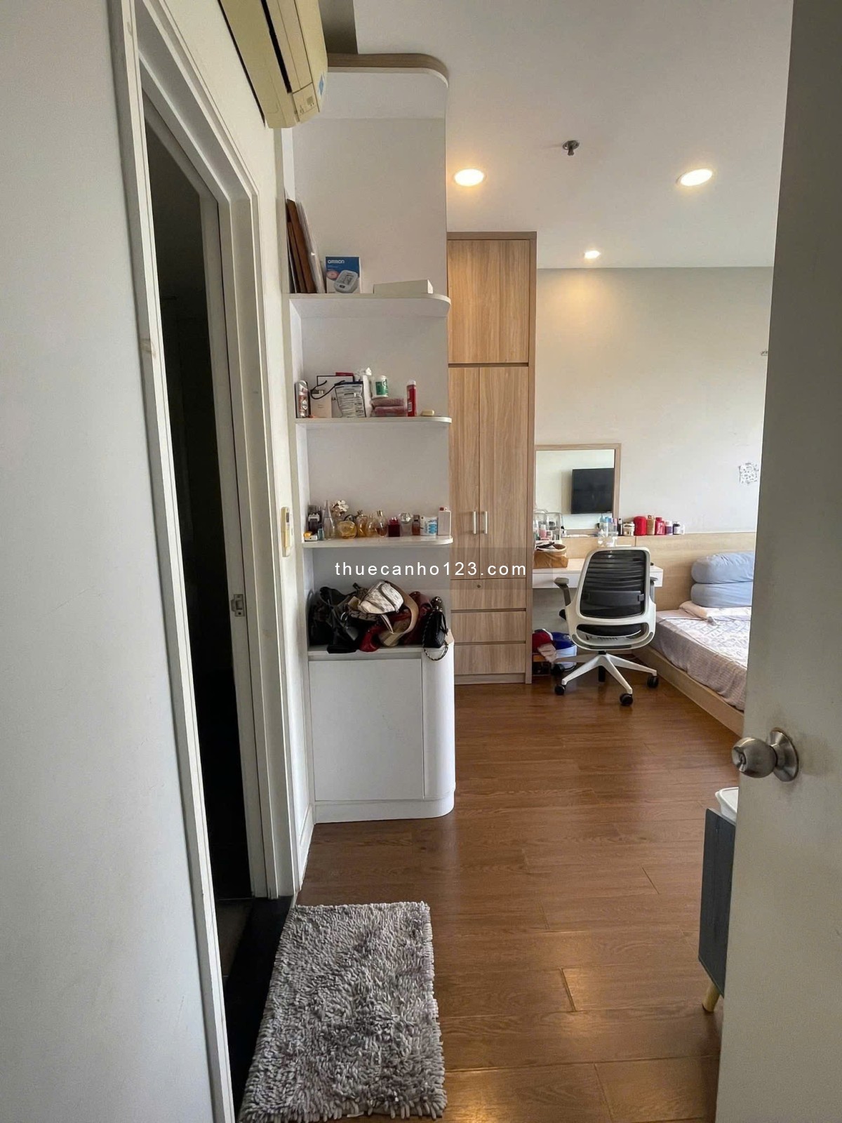 Central Plaza, P3, TB: 2p ngủ, 2wc, 12,5tr/th, Nội thất. Nhà mới sơn.