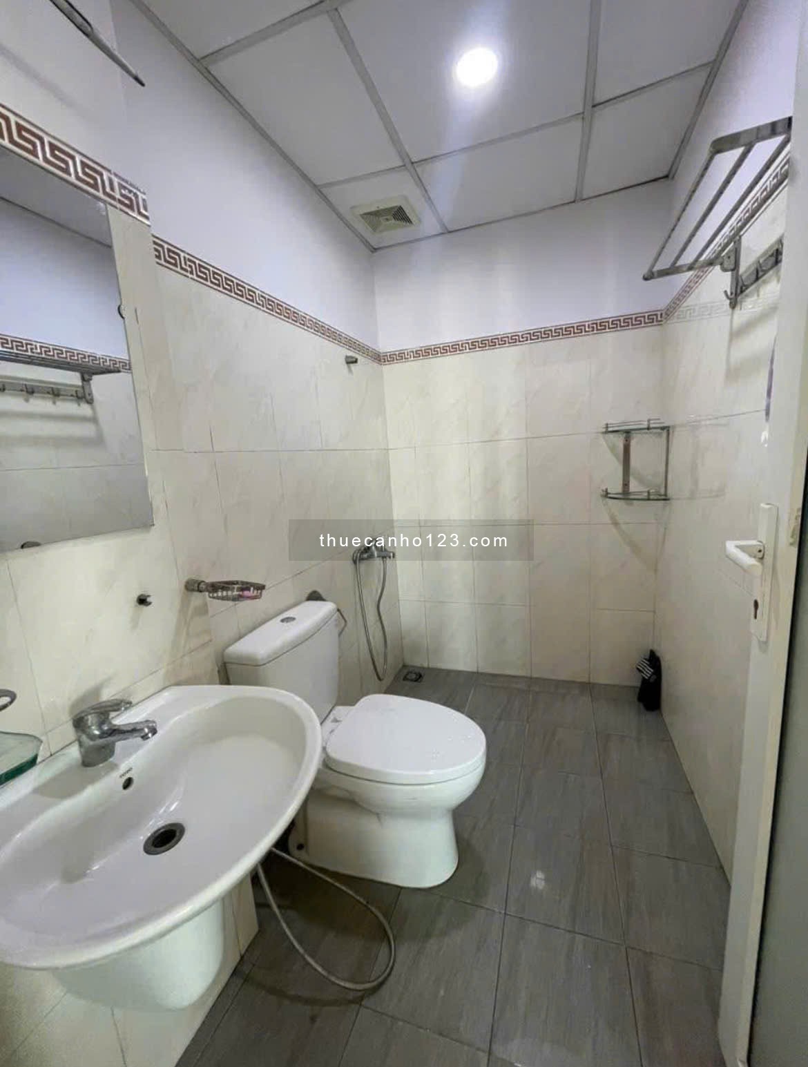 Chung cư Phú Thạnh, Nguyễn Sơn,TP: 110m2, 3PN, Nhà trống, 10tr5/th.