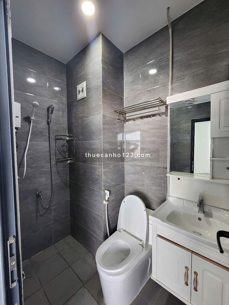 Studio, full nội thất đẹp, cửa sổ lớn thoáng