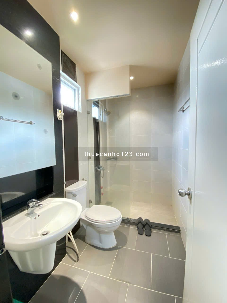 Cho thuê căn hộ 2 phòng ngủ Quận 3 _ 60m² đường Hai Bà Trưng (có thang máy) gần Nhà thờ Tân Định