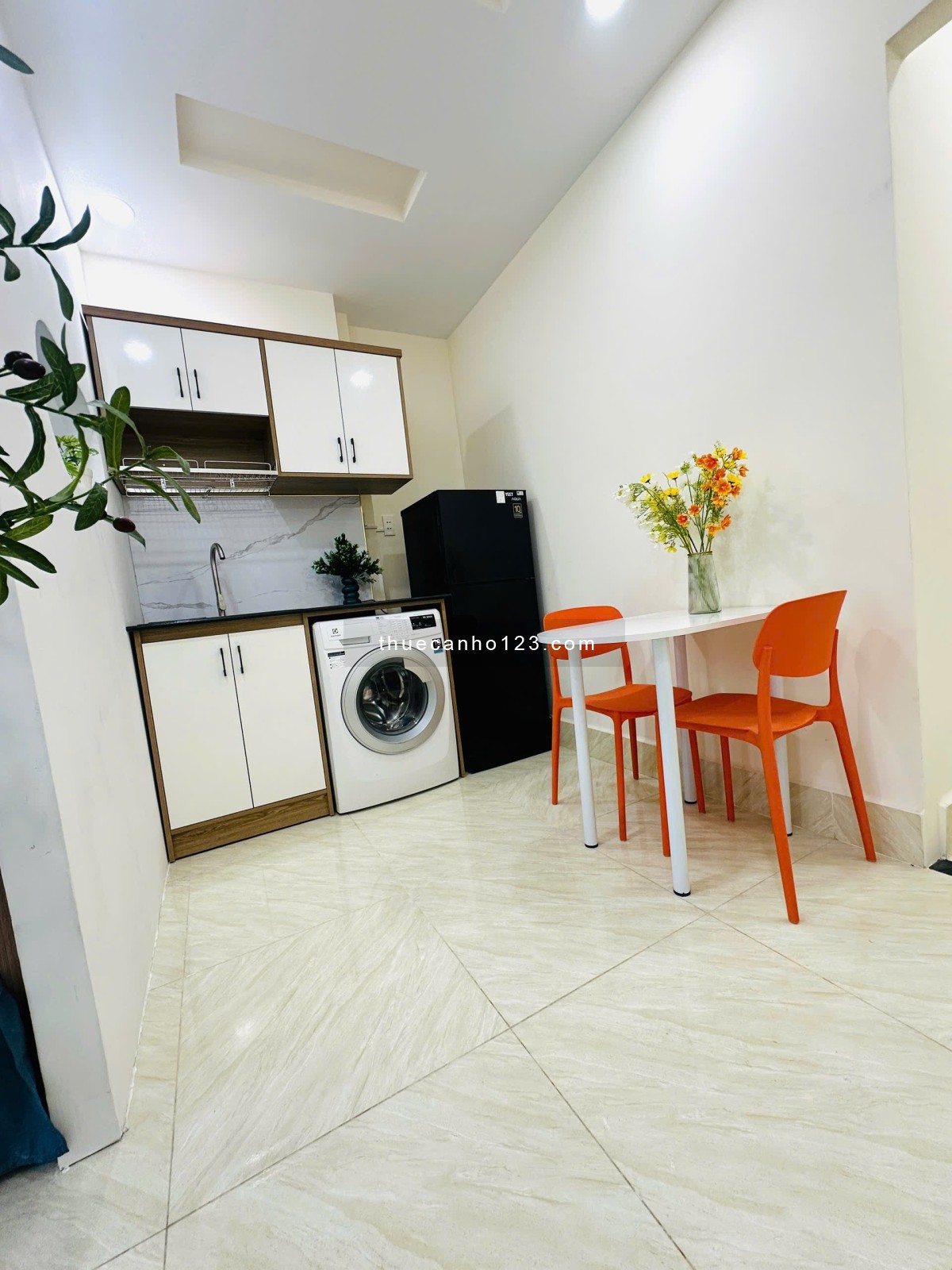 Căn hộ full nội thất có ban công ngay giữa trung tâm Tân Bình 40m2