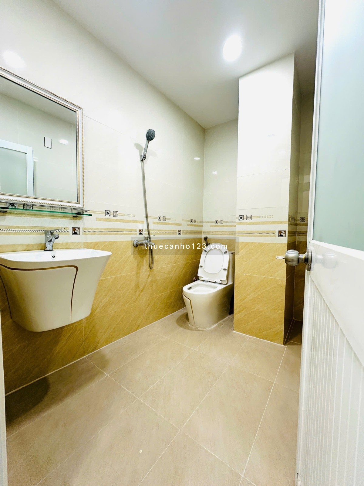 Căn hộ full nội thất có ban công ngay giữa trung tâm Tân Bình 40m2