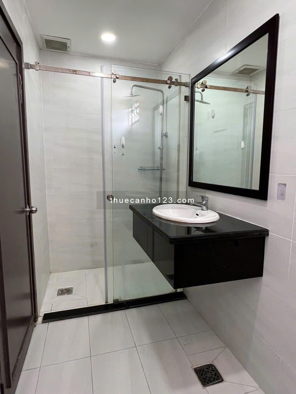 Căn Hộ 2 Phòng Ngủ Full Nội Thất. Toà Nhà Thang Máy, Hầm Xe. Ngay Phan Đăng Lưu