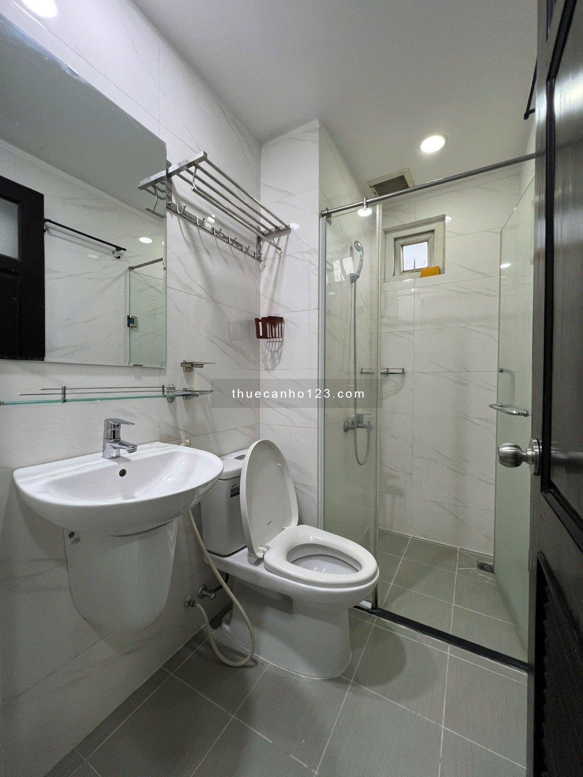 Căn hộ ban công, máy giặt riêng, ngay sân bay Tân Sơn Nhất.